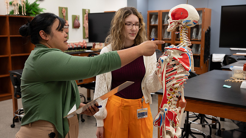 PA LAB INSTRUCTION 858 PA students identifying skeletal parts